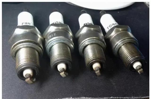 車子出現這3種征兆，是在提醒該換火花塞了